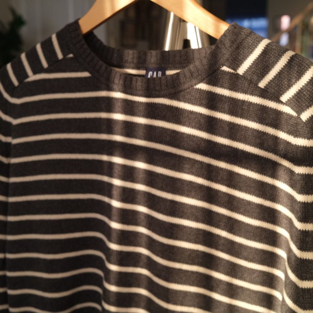 Gap Sweater - Effortless Style, Classic Comfort!